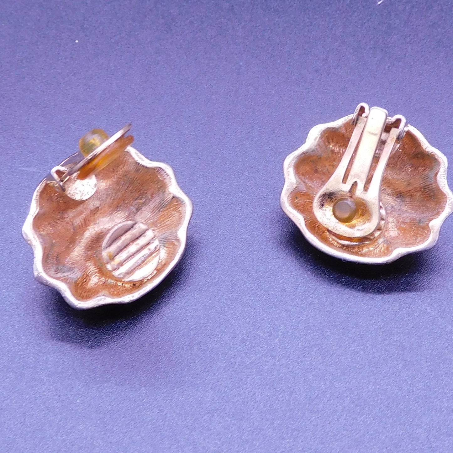 Vintage Gold Tone Clip On Earrings 7206c