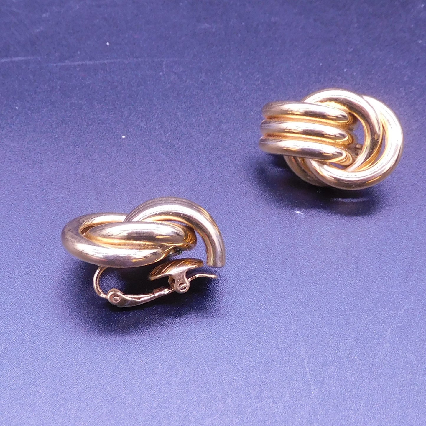 Vintage Triple Pipe, Hollow, Gold Tone Knot Clip On Earrings 7204c